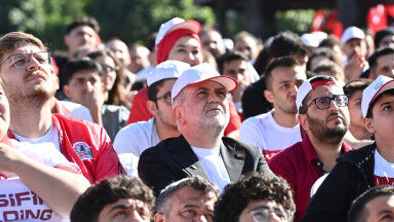 Başkan Görgel, Milli maçı vatandaşlarla birlikte takip etti