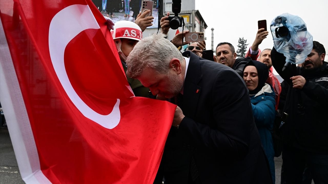 Başkan Görgel Türk bayrağına İstiklal Madalyası'nı toka etti