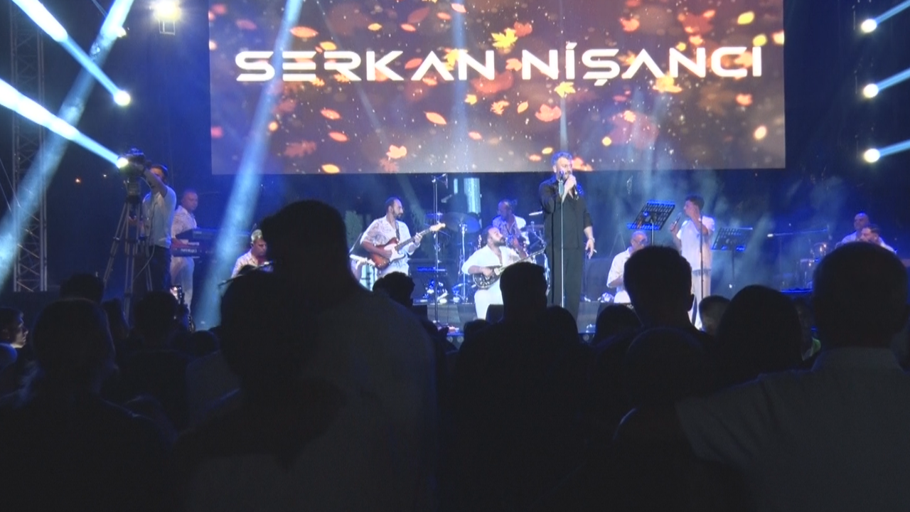 Blueland’de Gençlik coşkusu: Serkan nişancı sahne aldı
