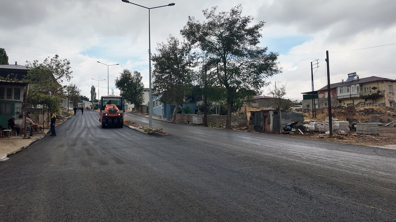 Büyükşehir’den Ekinözü’nde Altyapının Ardından Asfalt Mesaisi