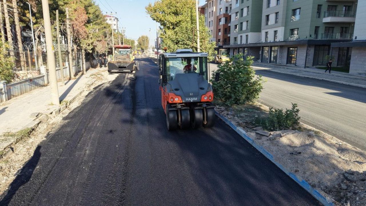 Büyükşehir, Elbistan’da Recep Tayyip Erdoğan Bulvarı’nı Asfaltla Buluşturuyor