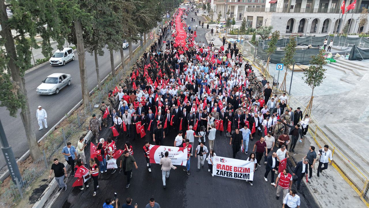 Ellerinde Bayraklar, Dillerinde Dualar: Kahramanmaraş 15 Temmuz Şehitlerini Unutmadı, Unutturmadı!