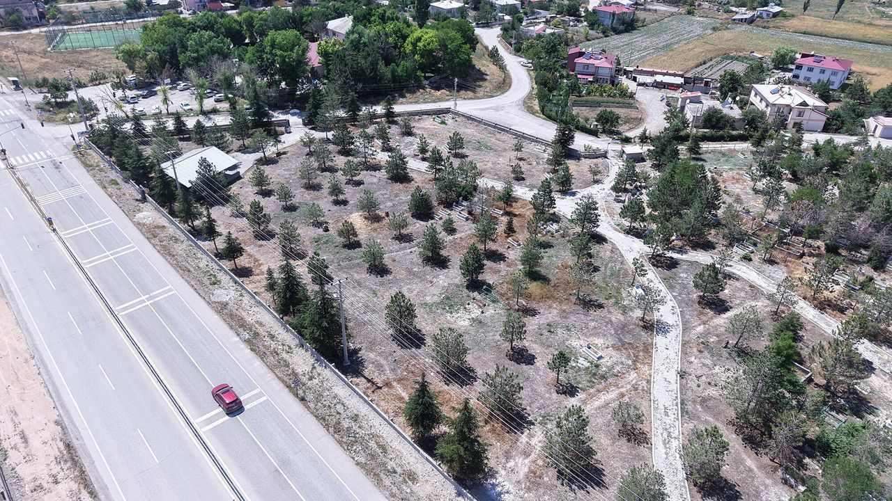 Kahramanmaraş Belediyesi, mezarlıklarda kapsamlı bakım çalışmalarına başladı