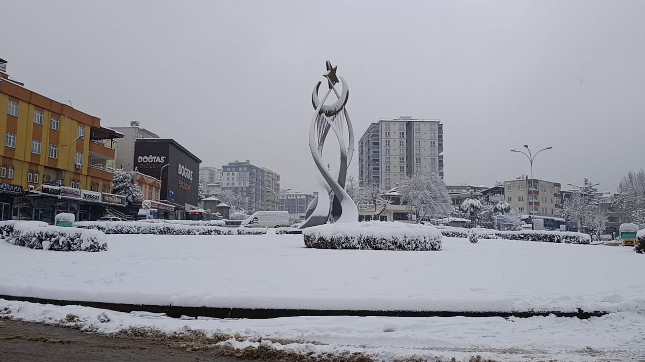 Kahramanmaraş Beyaza Büründü: Kartpostallık Kar Manzaraları