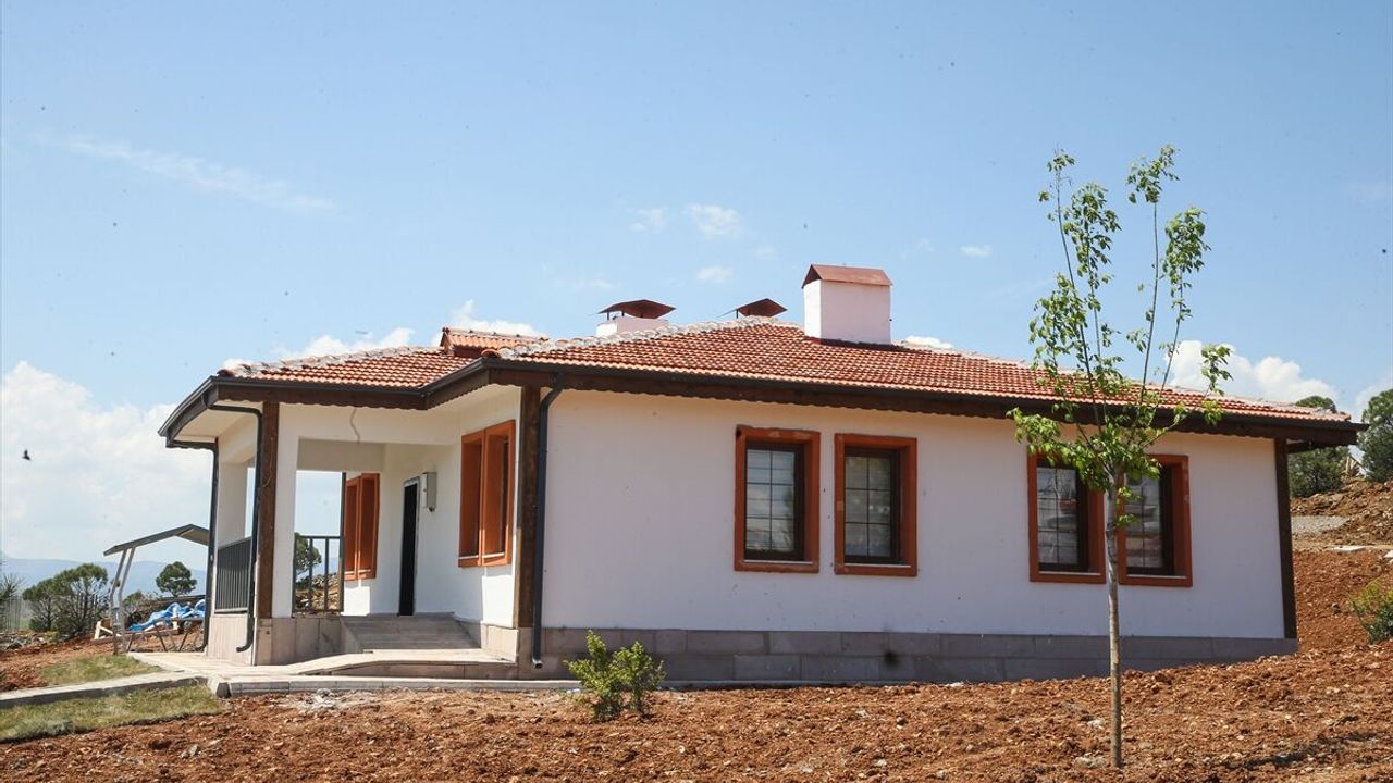 Köy tipi kalıcı afet konutlarına yerleşen depremzede misafirlerini ağırlıyor