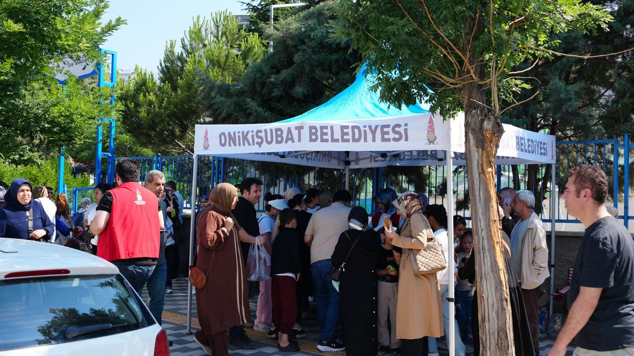 Onikişubat Belediyesi'nden YKS Velilerine İkram