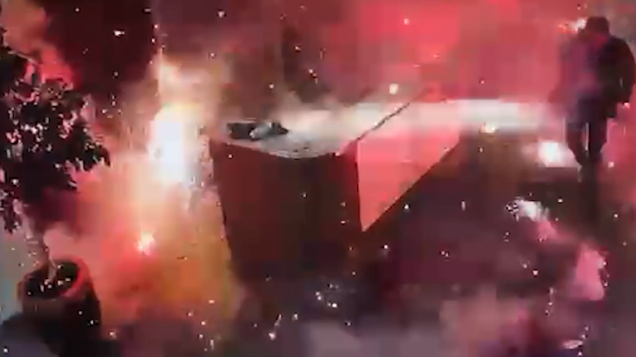 Sitenin danışmasına bırakılan kargonun patlama anı kamerada