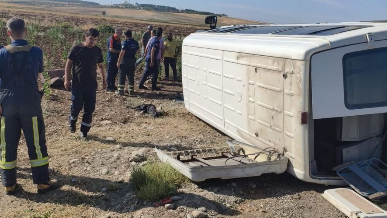 Tarım işçilerini taşıyan minibüs devrildi: 12 yaralı
